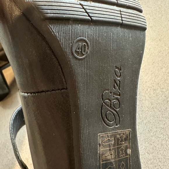 Biza Leather Velcro Strap Gigi Chunky Heels - Picture 11 of 13